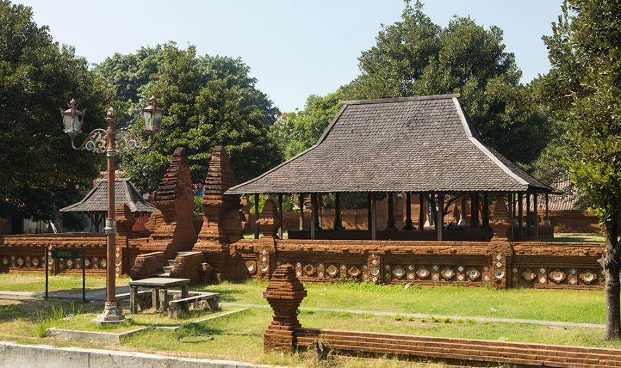 Rumah Adat Kasepuhan, 1. Imah Badak Heuay, 2. Imah Togog Anjing, 3. Rumah Adat Jolopong, 4. Imah Julang Ngapak, 5. Rumah Adat Kasepuhan, 6. Imah Perahu Kumureb, 7. Imah Capit Gunting, 8. Saung Ranggon