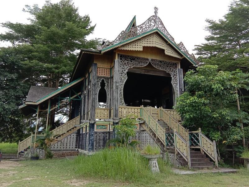 Rumah Adat Melayu, 1. Rumah Betang Radakng, 2. Rumah Panjang, 3. Rumah Betang, 4. Rumah Baluk, 5. Rumah Adat Melayu