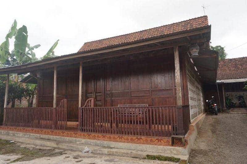 Rumah Using, 1. Rumah Joglo, 2. Rumah Using, 3. Rumah Dhurung, 4. Rumah Suku Tengger , 5. Rumah Limasan Trajumas Lawakan Jawa Timur, 6. Rumah Limasan Lambang Sari