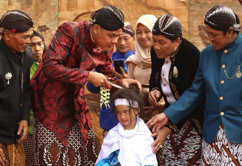 Ruwatan, 1. Padusan, 2. Kenduren, 3. Kebo-Keboan, 4. Larung Sesaji, 5. Selikuran, 6. Siraman, 7. Popokan, 8. Nyadran, 9. Ruwatan, 10. Tedak Siten, 11. Sekaten, 12. Wetonan