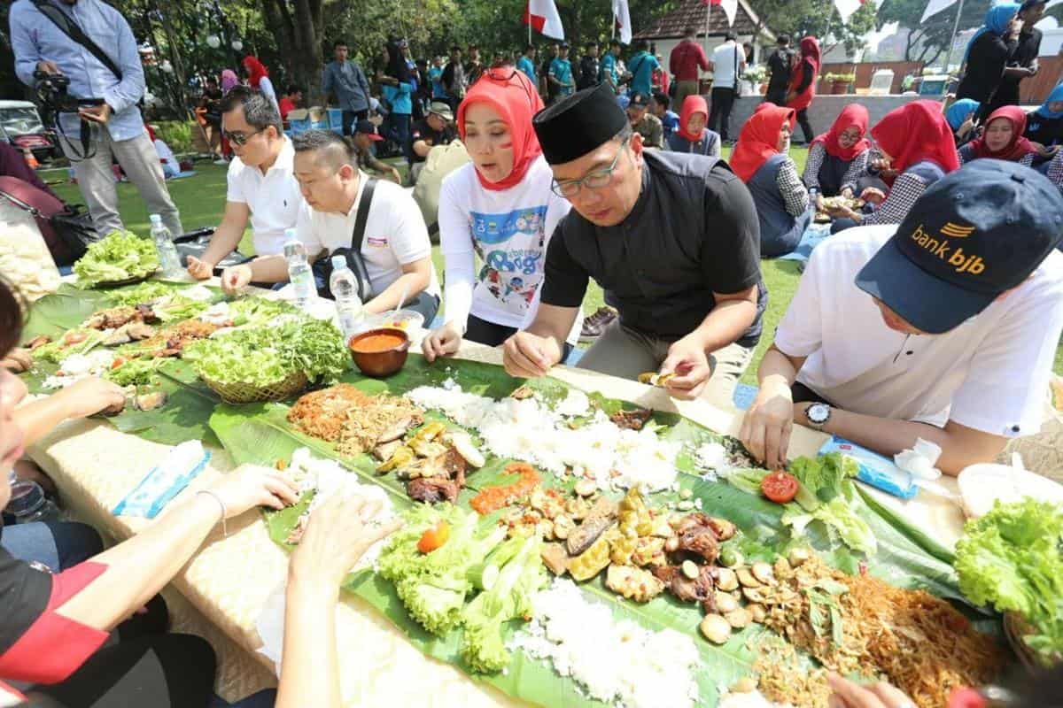Suka Botram, 1. Ramah dan Sopan Santun , 2. Suka Bercanda , 3. Pribadi Religius , 4. Salah dalam Pelafalan F dan P, 5. Menjalani hidup dengan santai , 6. Menambah Kata Imbuhan , 7. Pandai Mengambil Hati , 8. Suka Botram, 9. Pengulangan Kata, 10. Suka Lalapan dan Sambal 