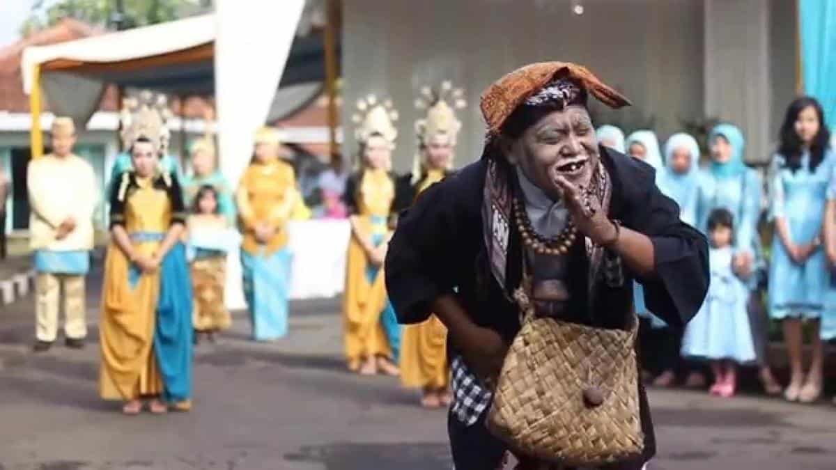 Suka Bercanda, 1. Ramah dan Sopan Santun , 2. Suka Bercanda , 3. Pribadi Religius , 4. Salah dalam Pelafalan F dan P, 5. Menjalani hidup dengan santai , 6. Menambah Kata Imbuhan , 7. Pandai Mengambil Hati , 8. Suka Botram, 9. Pengulangan Kata, 10. Suka Lalapan dan Sambal 