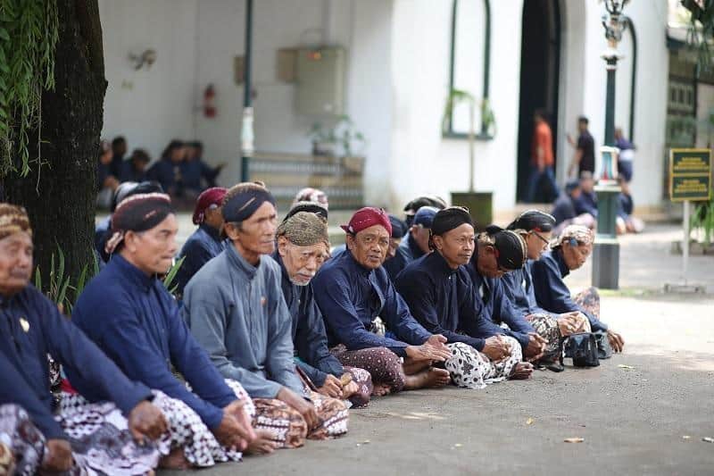 Surjan, 1. Jawi Jangkep, 2. Beskap, 3. Kebaya, 4. Kanigaran, 5. Surjan, 6. Basahan, 7. Jarik, 8. Stagen, 9. Batik, 10. Kain Tapih Pinjung