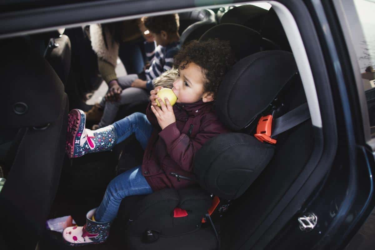 Sediakan Makanan Ringan yang Cukup, 1. Membuat Daftar Barang Bawaan Anak, 2. Sediakan Ruang Gerak untuk Anak , 3. Sediakan Makanan Ringan yang Cukup, 4. Persiapkan Mainan Favorit dan Hiburan Lainnya, 5. Sesuaikan Waktu Perjalanan dengan Jam Tidur Anak , 6. Menyiapkan Tas Khusus, 7. Sediakan P3K Lengkap dan Antisipasi Mudik Perjalanan, 8. Catat Titik-Titik Perhentian atau Rest Area, 9. Utamakan Keselamatan, 10. Berikan Pengertian pada Anak
