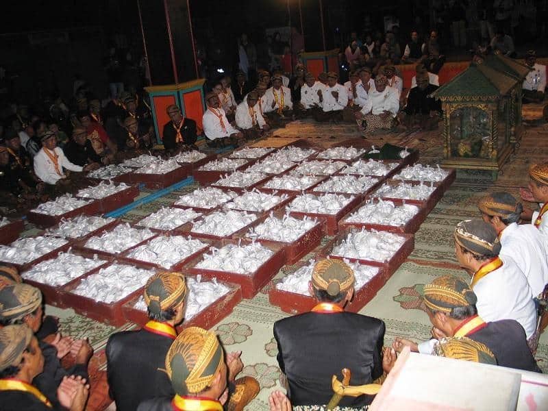 Selikuran, 1. Padusan, 2. Kenduren, 3. Kebo-Keboan, 4. Larung Sesaji, 5. Selikuran, 6. Siraman, 7. Popokan, 8. Nyadran, 9. Ruwatan, 10. Tedak Siten, 11. Sekaten, 12. Wetonan