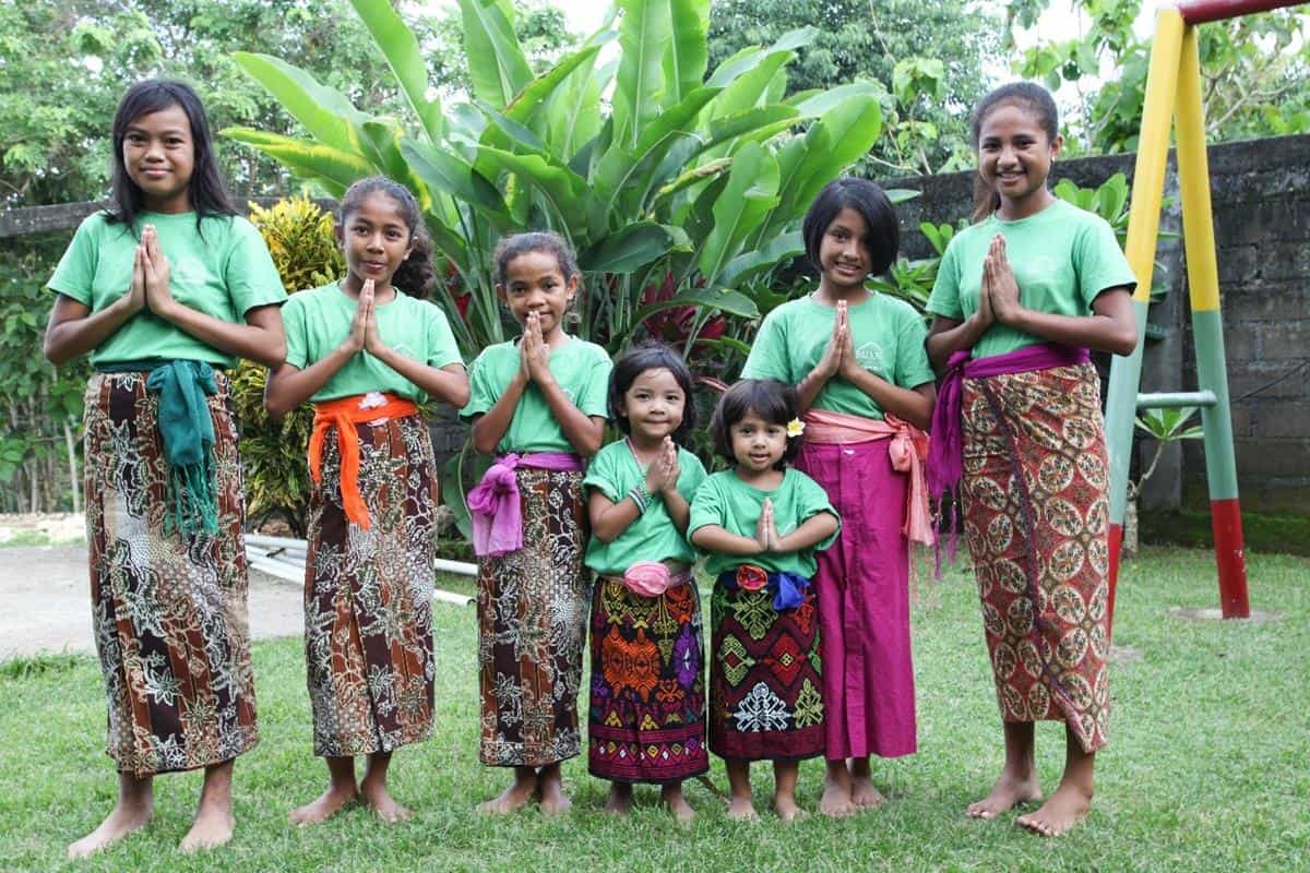 Sopan Santun, 1. Mudah Akrab, 2. Tradisi Mesaiban, 3. Sopan Santun, 4. Membungkus Pohon dengan Kain Poleng, 5. Tradisi Ngejot, 6. Pandai Berbahasa Inggris , 7. Menyiapkan Kamar untuk Tamu, 8. Memanggil dengan Sebutan “Bli”, 9. Melasti, 10. Nyepi Adat