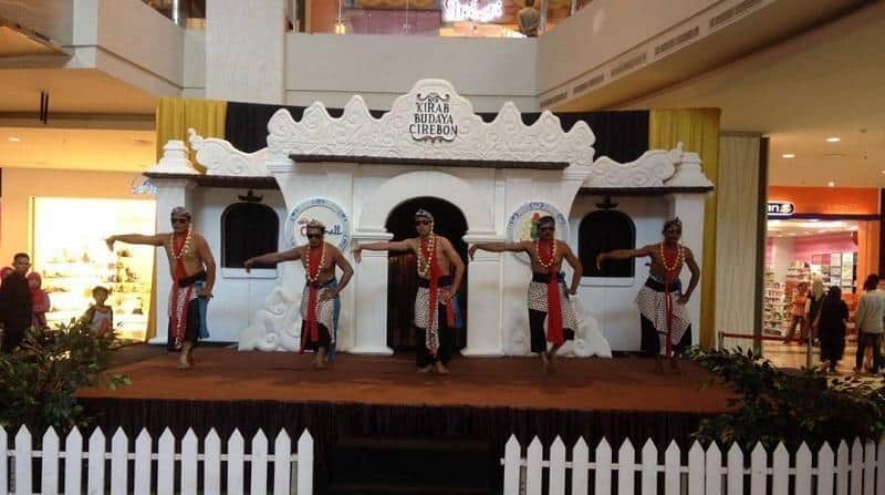Tari Angklung Bungko, 1. Tari Ketuk Tilu, 2. Tari Topeng Cirebon, 3. Tari Jaipong, 4. Tari Angklung Bungko, 5. Tari Keurseus, 6. Tari Ronggeng Bugis, 7. Tari Merak, 8. Tari Wayang, 9. Tari Buyung, 10. Tari Sintren