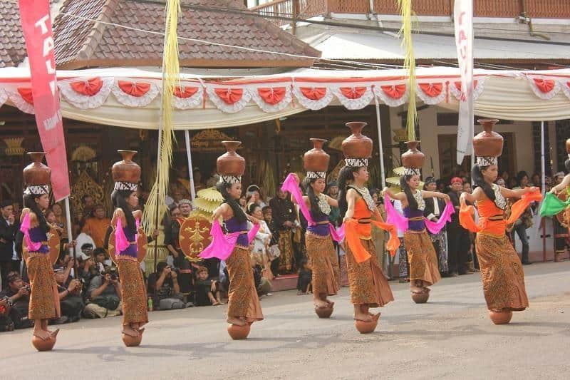 Tari Buyung, 1. Tari Ketuk Tilu, 2. Tari Topeng Cirebon, 3. Tari Jaipong, 4. Tari Angklung Bungko, 5. Tari Keurseus, 6. Tari Ronggeng Bugis, 7. Tari Merak, 8. Tari Wayang, 9. Tari Buyung, 10. Tari Sintren