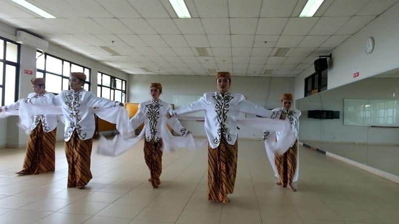 Tari Keurseus, 1. Tari Ketuk Tilu, 2. Tari Topeng Cirebon, 3. Tari Jaipong, 4. Tari Angklung Bungko, 5. Tari Keurseus, 6. Tari Ronggeng Bugis, 7. Tari Merak, 8. Tari Wayang, 9. Tari Buyung, 10. Tari Sintren