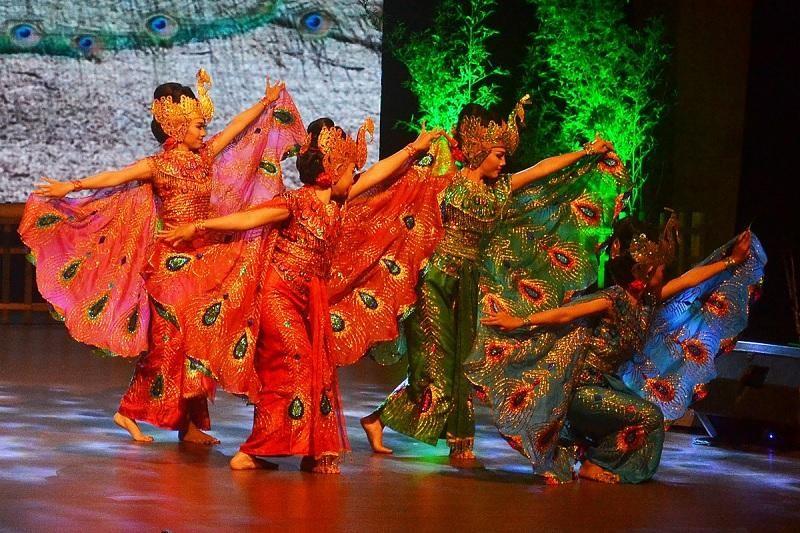 Tari Merak, 1. Tari Ketuk Tilu, 2. Tari Topeng Cirebon, 3. Tari Jaipong, 4. Tari Angklung Bungko, 5. Tari Keurseus, 6. Tari Ronggeng Bugis, 7. Tari Merak, 8. Tari Wayang, 9. Tari Buyung, 10. Tari Sintren