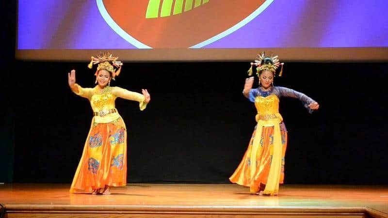 Tari Nandak Ganjen, 1. Tari Yapong, 2. Tari Zapin Betawi, 3. Tari Topeng Betawi, 4. Tari Nandak Ganjen, 5. Tari Lenggang Nyai, 6. Tari Renggong Manis, 7. Tari Sirih Kuning, 8. Tari Cokek, 9. Tari Blantek, 10. Tari Ngarojeng