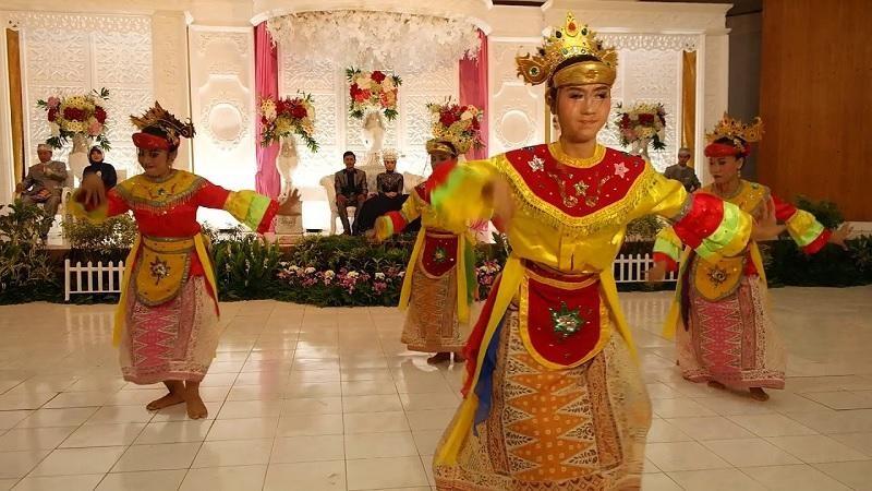 Tari Ngarojeng, 1. Tari Yapong, 2. Tari Zapin Betawi, 3. Tari Topeng Betawi, 4. Tari Nandak Ganjen, 5. Tari Lenggang Nyai, 6. Tari Renggong Manis, 7. Tari Sirih Kuning, 8. Tari Cokek, 9. Tari Blantek, 10. Tari Ngarojeng