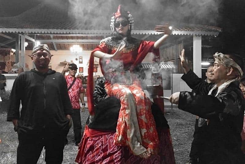 Tari Sintren, 1. Tari Ketuk Tilu, 2. Tari Topeng Cirebon, 3. Tari Jaipong, 4. Tari Angklung Bungko, 5. Tari Keurseus, 6. Tari Ronggeng Bugis, 7. Tari Merak, 8. Tari Wayang, 9. Tari Buyung, 10. Tari Sintren