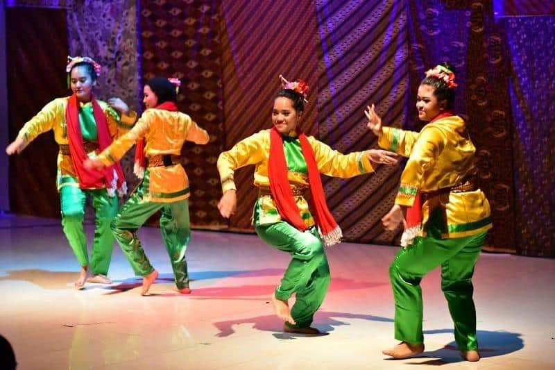 Tari Sirih Kuning, 1. Tari Yapong, 2. Tari Zapin Betawi, 3. Tari Topeng Betawi, 4. Tari Nandak Ganjen, 5. Tari Lenggang Nyai, 6. Tari Renggong Manis, 7. Tari Sirih Kuning, 8. Tari Cokek, 9. Tari Blantek, 10. Tari Ngarojeng