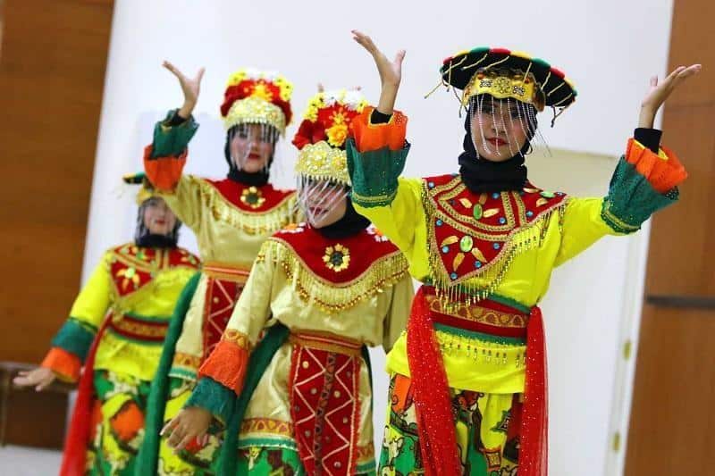 Tari Renggong Manis, 1. Tari Yapong, 2. Tari Zapin Betawi, 3. Tari Topeng Betawi, 4. Tari Nandak Ganjen, 5. Tari Lenggang Nyai, 6. Tari Renggong Manis, 7. Tari Sirih Kuning, 8. Tari Cokek, 9. Tari Blantek, 10. Tari Ngarojeng