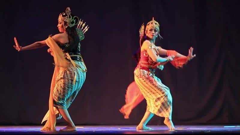 Tari Wayang, 1. Tari Ketuk Tilu, 2. Tari Topeng Cirebon, 3. Tari Jaipong, 4. Tari Angklung Bungko, 5. Tari Keurseus, 6. Tari Ronggeng Bugis, 7. Tari Merak, 8. Tari Wayang, 9. Tari Buyung, 10. Tari Sintren