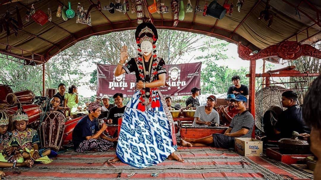 Tari Topeng Cirebon, 1. Tari Ketuk Tilu, 2. Tari Topeng Cirebon, 3. Tari Jaipong, 4. Tari Angklung Bungko, 5. Tari Keurseus, 6. Tari Ronggeng Bugis, 7. Tari Merak, 8. Tari Wayang, 9. Tari Buyung, 10. Tari Sintren