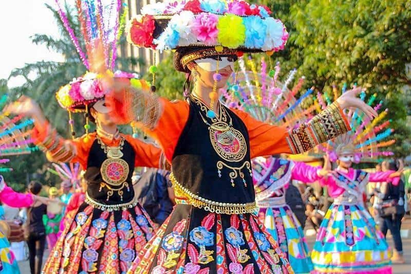 Tari Yapong, 1. Tari Yapong, 2. Tari Zapin Betawi, 3. Tari Topeng Betawi, 4. Tari Nandak Ganjen, 5. Tari Lenggang Nyai, 6. Tari Renggong Manis, 7. Tari Sirih Kuning, 8. Tari Cokek, 9. Tari Blantek, 10. Tari Ngarojeng