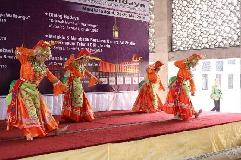 Tari Zapin Betawi, 1. Tari Yapong, 2. Tari Zapin Betawi, 3. Tari Topeng Betawi, 4. Tari Nandak Ganjen, 5. Tari Lenggang Nyai, 6. Tari Renggong Manis, 7. Tari Sirih Kuning, 8. Tari Cokek, 9. Tari Blantek, 10. Tari Ngarojeng