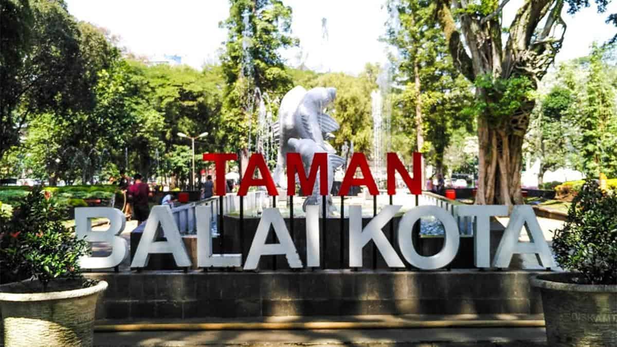 Tempat wisata di tengah kota Bandung_taman balai kota