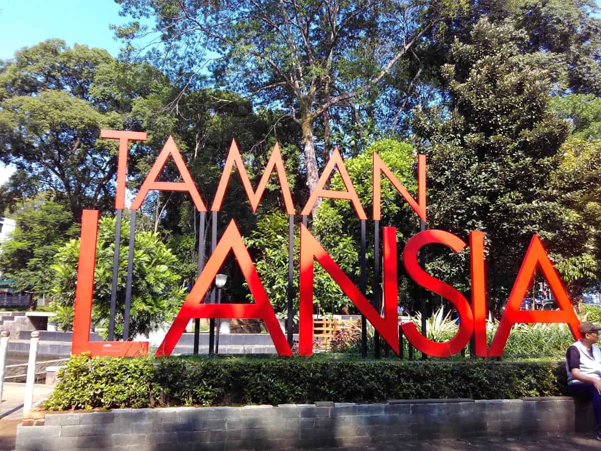 Tempat wisata di tengah kota Bandung_taman lansia