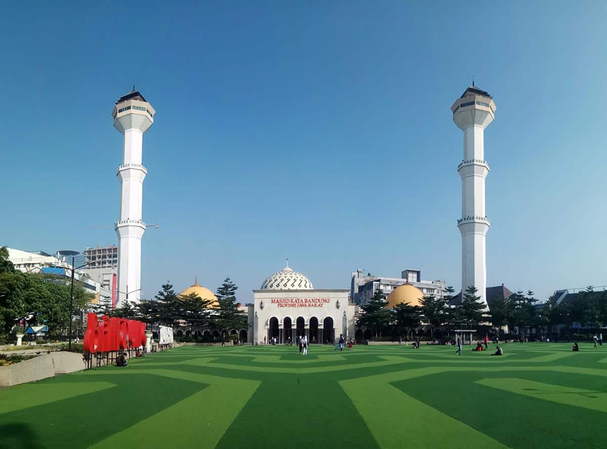 Tempat wisata di tengah kota Bandung_alun alun, Aktivitas dan Spot Populer di Alun-Alun Bandung , Harga Tiket dan Jam Operasional, Fasilitas, Alamat dan Akses Transportasi, Hotel dan Penginapan di Sekitar Alun-Alun Kota Bandung