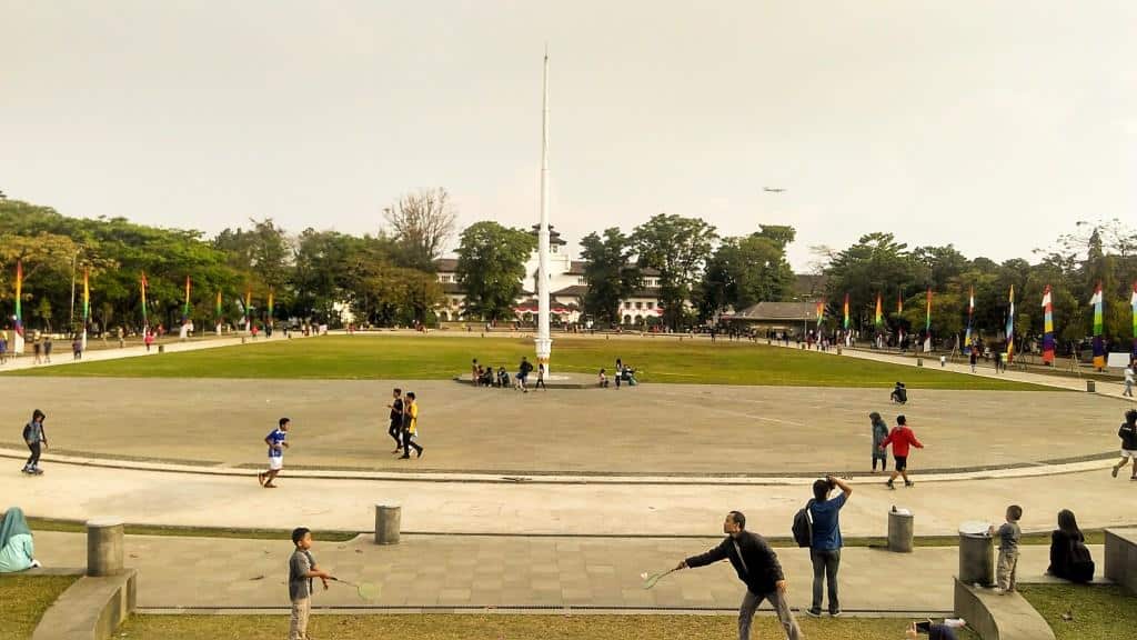 Tempat wisata di tengah kota Bandung_lapangan gasibu