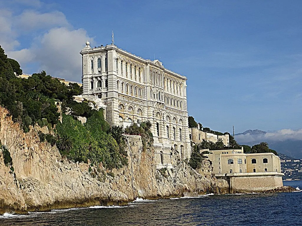 Musée Oceanographique, 1. Palais du Prince, 2. Monte Carlo, 3. Fort Antoine, 4. Musée Oceanographique, 5. Cathédrale de Monaco, 6. Jardin Exotique, 7. Opera de Monte-Carlo, 8. Monaco-Ville (Le Rocher), 9. Mont Agel, 10. Pantai Larvotto