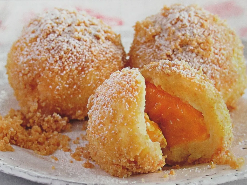 Marillenknödel, 1. Sachertorte, 2. Topfenstrudel, 3. Apfelstrudel Wina, 4. Linzer Torte, 5. Buchteln, 6. Kaiserschmarrn, 7. Marillenknödel, 8. Kardinalschnitte, 9. Vanillekipferl, 10. Palatschinken