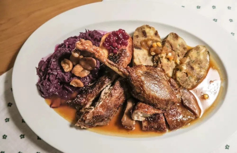 Martinigansl, 1. Wiener Schnitzel, 2. Tafelspitz, 3. Erdäpfelsalat, 4. Germknödel, 5. Tiroler Grostl, 6. Spargel, 7. Martinigansl, 8. Backhendl, 9. Goulash, 10. Ksespätzle