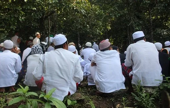 Memegang Teguh Aturan Yang Didasari Hukum Syara, 1. Asal Nama Kampung Dukuh dan Sejarahnya, 2. Memegang Teguh Aturan Yang Didasari Hukum Syara, 3. Tidak Ada Azan, 4. Kondisi Kampung Dukuh Masih Alami, 5. Tradisi di Kampung Dukuh, 6. Pernah Terjadi Kebakaran Hebat, 7. Terjadi Selisih Pendapat