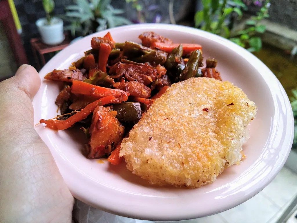 Mencampur makanan, 1. Menyukai ikan asin, 2. Jengkol dan petai makanan favorit, 3. Suka makan bersama, 4. Suka lalapan mentah, 5. Kuat makan pedas, 6. Ikan Gurame hidangan mewah, 7. Memasangkan jenis makanan, 8. Mencampur makanan , 9. Duduk bersila saat makan, 10. Makan dengan lidah bersuara