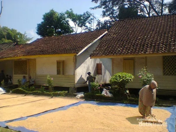 Menerapkan Sistem Kekerabatan Matrilineal, Asal Usul Nama Kampung Pulo, Akulturasi Budaya dan Agama, Hanya Mempunyai 7 Bangunan yang Punya Simbol Tertentu, Menerapkan Sistem Kekerabatan Matrilineal, Pantangan dan Adat Istiadat di Kampung Pulo, Punya Koleksi Bukti Penyebaran Islam di Kampung Pulo, Upacara Adat di Kampung Puloa yang Masih Bernafaskan Kebudayaan Hindu