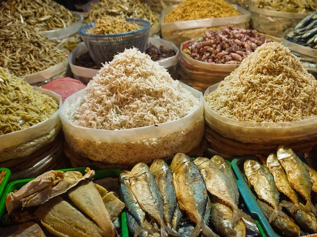 Menyukai ikan asin, 1. Menyukai ikan asin, 2. Jengkol dan petai makanan favorit, 3. Suka makan bersama, 4. Suka lalapan mentah, 5. Kuat makan pedas, 6. Ikan Gurame hidangan mewah, 7. Memasangkan jenis makanan, 8. Mencampur makanan , 9. Duduk bersila saat makan, 10. Makan dengan lidah bersuara