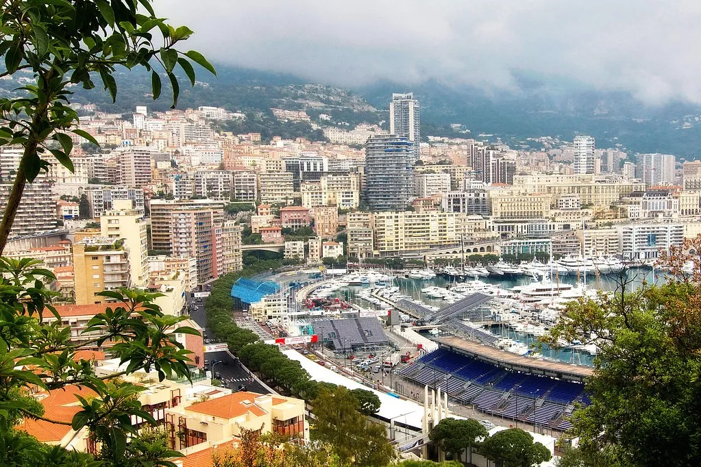Monte Carlo, 1. Palais du Prince, 2. Monte Carlo, 3. Fort Antoine, 4. Musée Oceanographique, 5. Cathédrale de Monaco, 6. Jardin Exotique, 7. Opera de Monte-Carlo, 8. Monaco-Ville (Le Rocher), 9. Mont Agel, 10. Pantai Larvotto