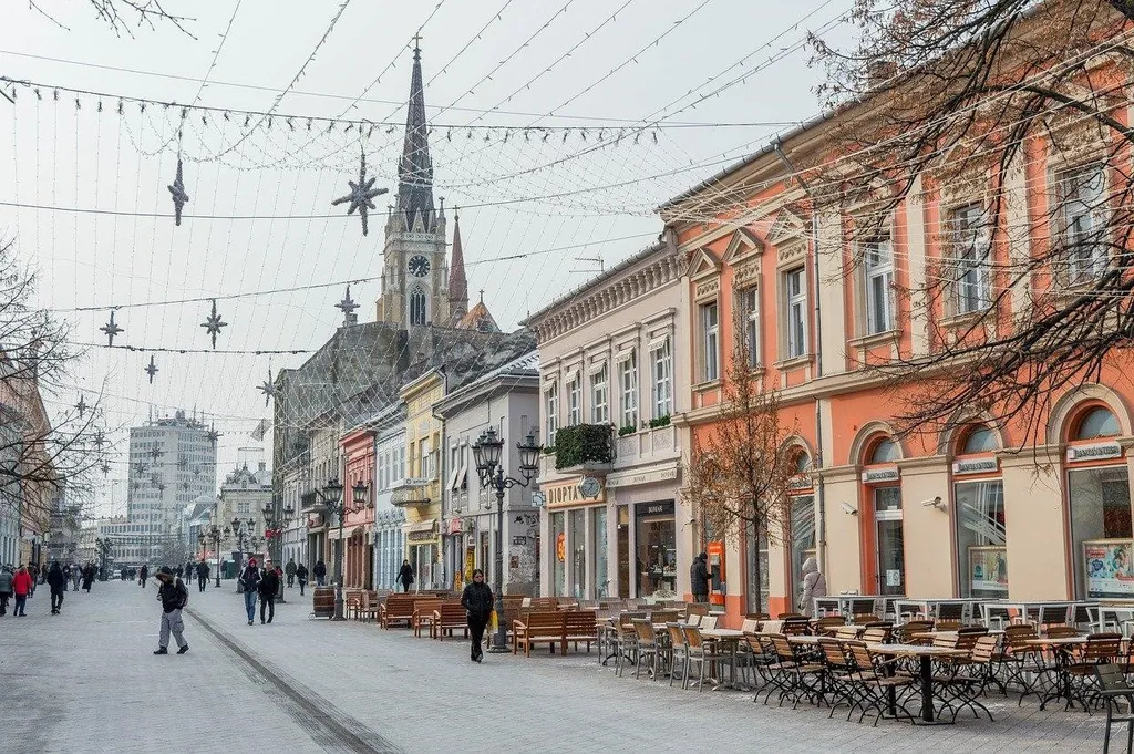 Novi Sad, 2. Beograd, 3. Novi Sad, 4. Taman Nasional Fruska Gora, 5. Biara Studenica, 6. Museum Nikola Tesla, 7. Devil’s Town, 8. Zlatibor, 9. Taman Nasional Tara, 10. Benteng Beograd
