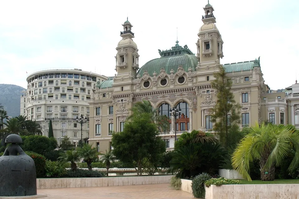Opera de Monte-Carlo, 1. Palais du Prince, 2. Monte Carlo, 3. Fort Antoine, 4. Musée Oceanographique, 5. Cathédrale de Monaco, 6. Jardin Exotique, 7. Opera de Monte-Carlo, 8. Monaco-Ville (Le Rocher), 9. Mont Agel, 10. Pantai Larvotto