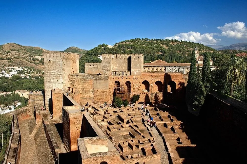 Alcazaba Málaga, 1. Masjid Cordoba, 2. Al-Hambra, 3. Madinat Azahara, 4. Alcazar, 5. La Madraza Granada, 6. Menara Calahorra, 7. La Torre del Oro, 8. Albaicín, 9. Alcazaba Málaga, 10. Aljafería, Zaragoza