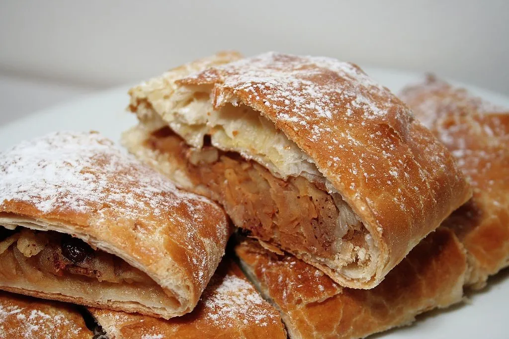Apfelstrudel Wina, 1. Sachertorte, 2. Topfenstrudel, 3. Apfelstrudel Wina, 4. Linzer Torte, 5. Buchteln, 6. Kaiserschmarrn, 7. Marillenknödel, 8. Kardinalschnitte, 9. Vanillekipferl, 10. Palatschinken