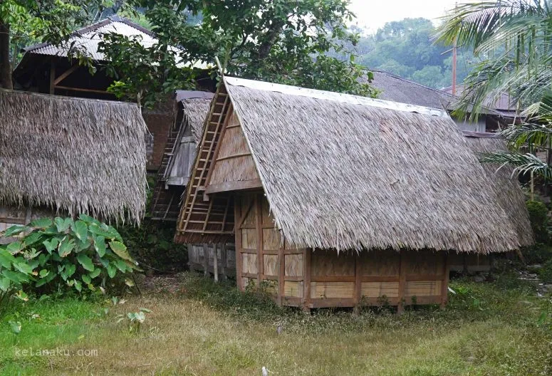 Arti Nama Urug dan Sejarah Berdirinya Kampung Urug, Asal Usul Masyarakat Kampung Adat Urug, Arti Nama Urug dan Sejarah Berdirinya Kampung Urug, Pola Kepemimpinan yang Khas, Punya Pola Permukiman Unik, Punya Banyak Upacara Adat, Menjadi Destinasi Wisata Budaya 