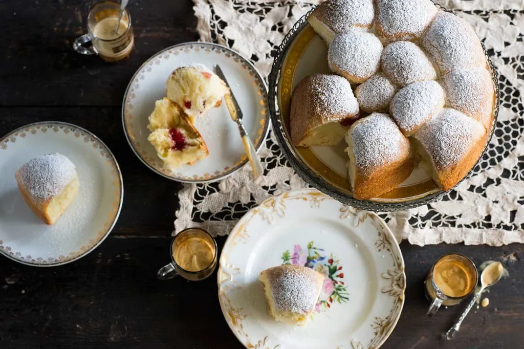 Buchteln, 1. Sachertorte, 2. Topfenstrudel, 3. Apfelstrudel Wina, 4. Linzer Torte, 5. Buchteln, 6. Kaiserschmarrn, 7. Marillenknödel, 8. Kardinalschnitte, 9. Vanillekipferl, 10. Palatschinken