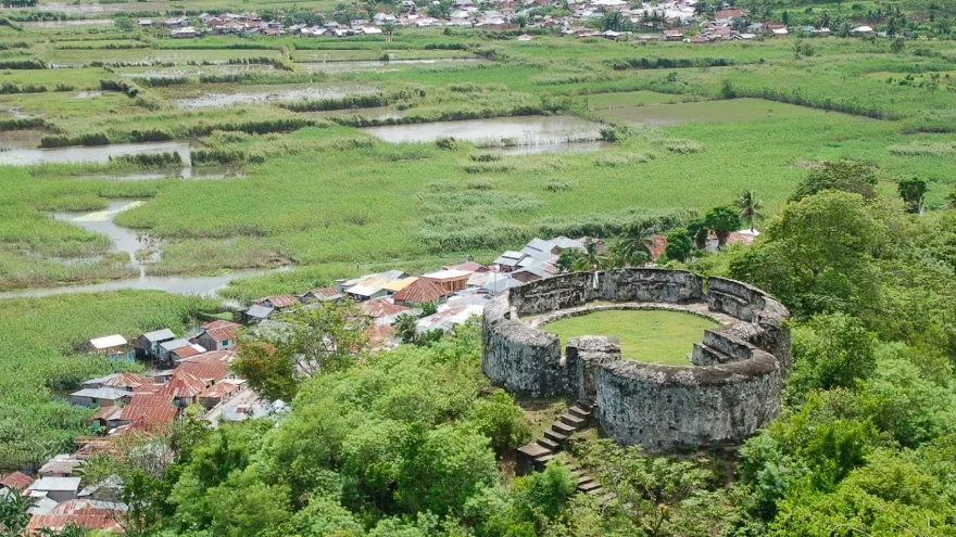 1. Bukit Layang Gorontalo, 2. Pantai Bolihutuo, 3. Taman Laut Olele, 4. Pulau Diyonumo, 5. Wisata Bahari Hiu Paus, 6. Pulau Cinta, 7. Pulau Bitila, 8. Pantai Tenilo, 9. Benteng Otanaha, 10. Air Terjun Didingga