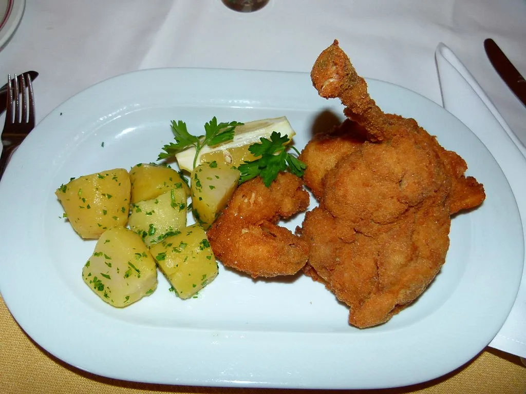 Backhendl, 1. Wiener Schnitzel, 2. Tafelspitz, 3. Erdäpfelsalat, 4. Germknödel, 5. Tiroler Grostl, 6. Spargel, 7. Martinigansl, 8. Backhendl, 9. Goulash, 10. Ksespätzle