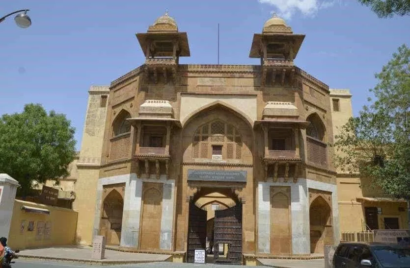 Benteng Akbari_, 1.  Taj Mahal , 2.  Red Fort , 3. Makam Raja Humayun, 4. Masjid Jama Delhi , 5. Fatehpur Sikri , 6. Makam Raja Akbar , 7. Itmad ud-Daula , 8. Benteng Agra , 9. Benteng Akbari , 10. Pari Mahal 