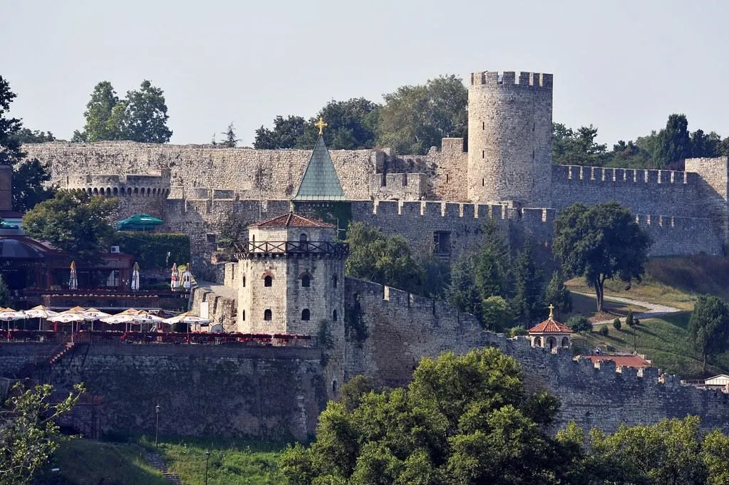Benteng Beograd, 2. Beograd, 3. Novi Sad, 4. Taman Nasional Fruska Gora, 5. Biara Studenica, 6. Museum Nikola Tesla, 7. Devil’s Town, 8. Zlatibor, 9. Taman Nasional Tara, 10. Benteng Beograd