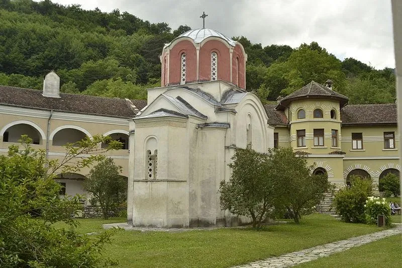 Biara Studenica, 2. Beograd, 3. Novi Sad, 4. Taman Nasional Fruska Gora, 5. Biara Studenica, 6. Museum Nikola Tesla, 7. Devil’s Town, 8. Zlatibor, 9. Taman Nasional Tara, 10. Benteng Beograd