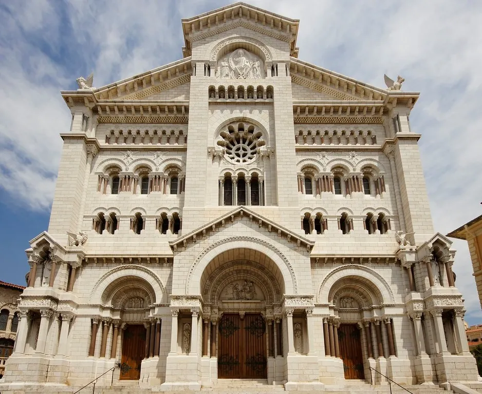 Cathédrale de Monaco, 1. Palais du Prince, 2. Monte Carlo, 3. Fort Antoine, 4. Musée Oceanographique, 5. Cathédrale de Monaco, 6. Jardin Exotique, 7. Opera de Monte-Carlo, 8. Monaco-Ville (Le Rocher), 9. Mont Agel, 10. Pantai Larvotto