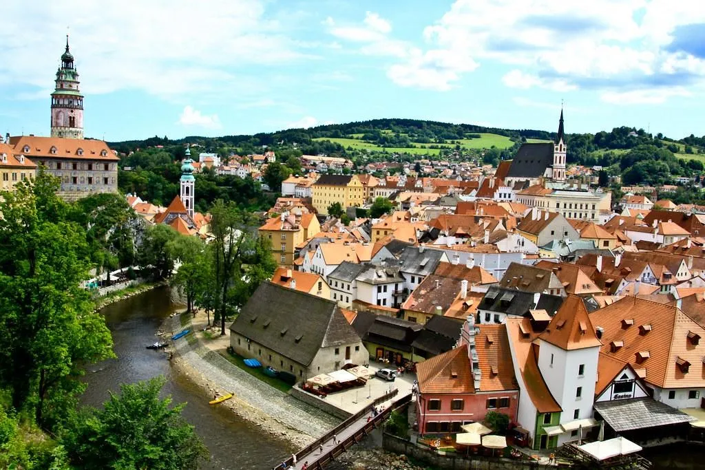 Český Krumlov, 1. Kastil Praha, 2. Karlovy Vary, 3. Lednice–Valtice Cultural Landscape, 4. Taman Nasional Krkonoše, 5. Český Krumlov, 6. Kastil Karlstejn, 7. Karst Moravia, 8. Gua Punkva, 9. Hruboskalsko, 10. Praha