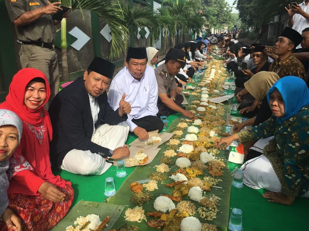 Duduk bersila saat makan, 1. Menyukai ikan asin, 2. Jengkol dan petai makanan favorit, 3. Suka makan bersama, 4. Suka lalapan mentah, 5. Kuat makan pedas, 6. Ikan Gurame hidangan mewah, 7. Memasangkan jenis makanan, 8. Mencampur makanan , 9. Duduk bersila saat makan, 10. Makan dengan lidah bersuara