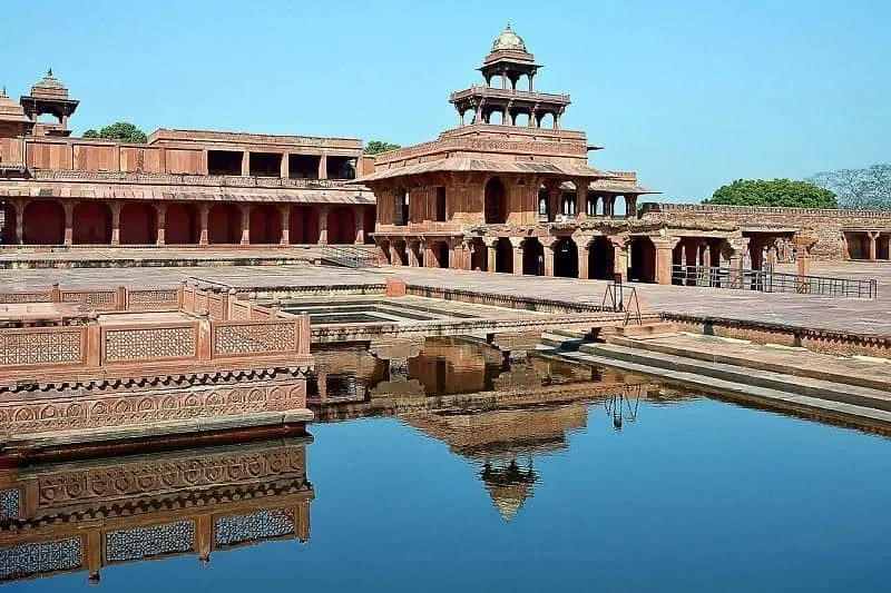 Fatehpur Sikri_, 1.  Taj Mahal , 2.  Red Fort , 3. Makam Raja Humayun, 4. Masjid Jama Delhi , 5. Fatehpur Sikri , 6. Makam Raja Akbar , 7. Itmad ud-Daula , 8. Benteng Agra , 9. Benteng Akbari , 10. Pari Mahal 